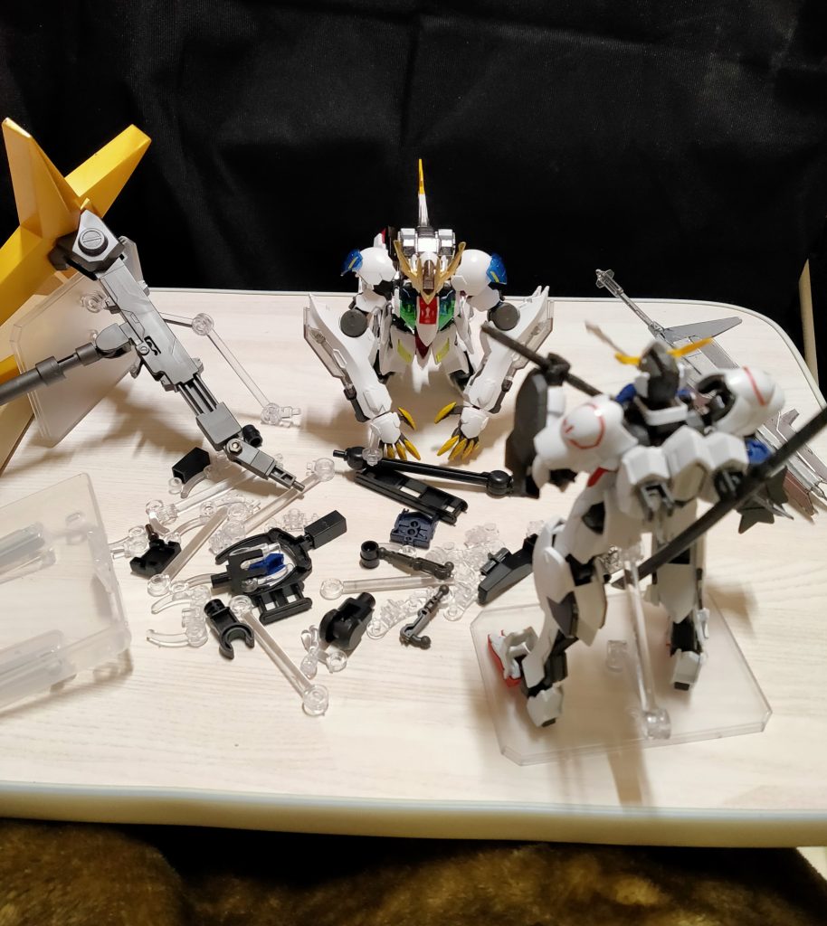 バルバトス第四形態(先輩)「ちょっと！ルプスレクスさん！新入りそうそうこんなに散らかして！何してるんですか！」 ルプスレクスくん「め、めんぼくない...拙者に合うアクションベースの固定パーツを探していたらひっくり返してしまった...」