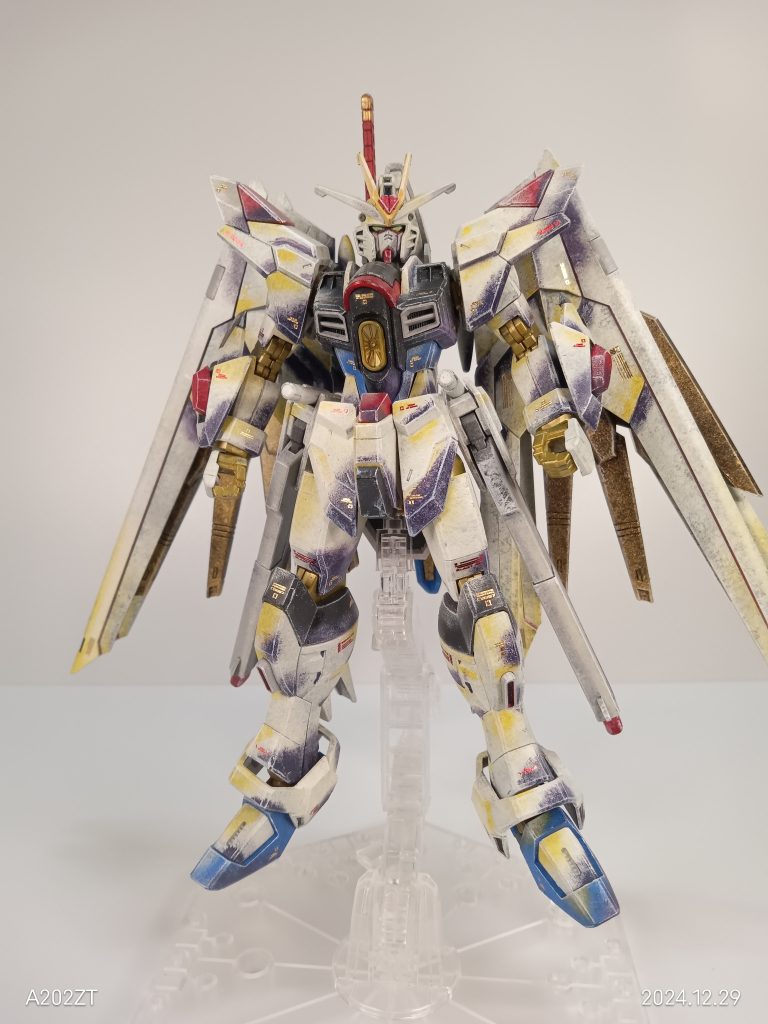 成形色は白部分が寒色っぽい冷たい白色になっていますが、キラとラクスが乗る機体ですから、暖かい感じがする方がイメージに合うと思い、暖色系を多く使いました