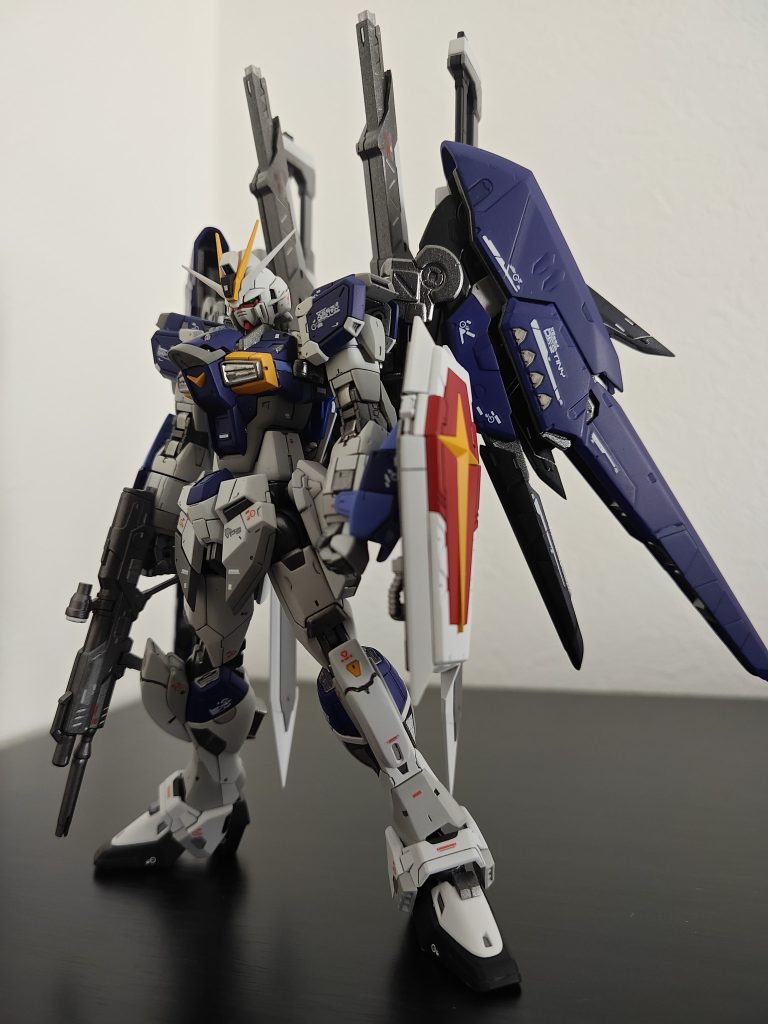 制作中は全く意図してなかったですが、シールドを持つことで重心が前にズレたのか、自立が簡単になりました。ラッキー