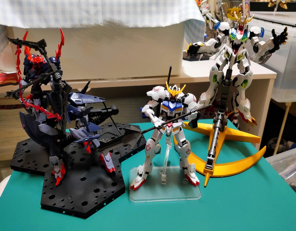 我が家に徐々に増えてきたバルバトス達。好きなガンダムだから凄く幸せ... ここまで来たら第6形態やルプスも並べてあげたいなー。そうすればバルバトスゴレンジャー出来る。笑