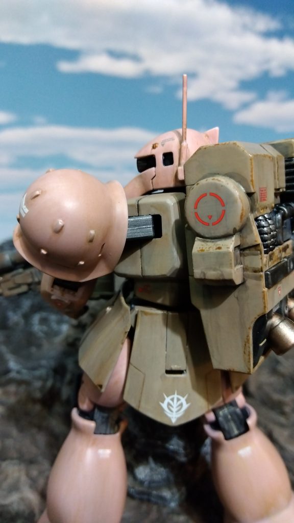 ウェザリング用に100均の水性カラー筆ペンを全体に使ってみました。胴体等は錆びっぽく出来ましたが、手足はピンクが強過ぎて効果少なめ。