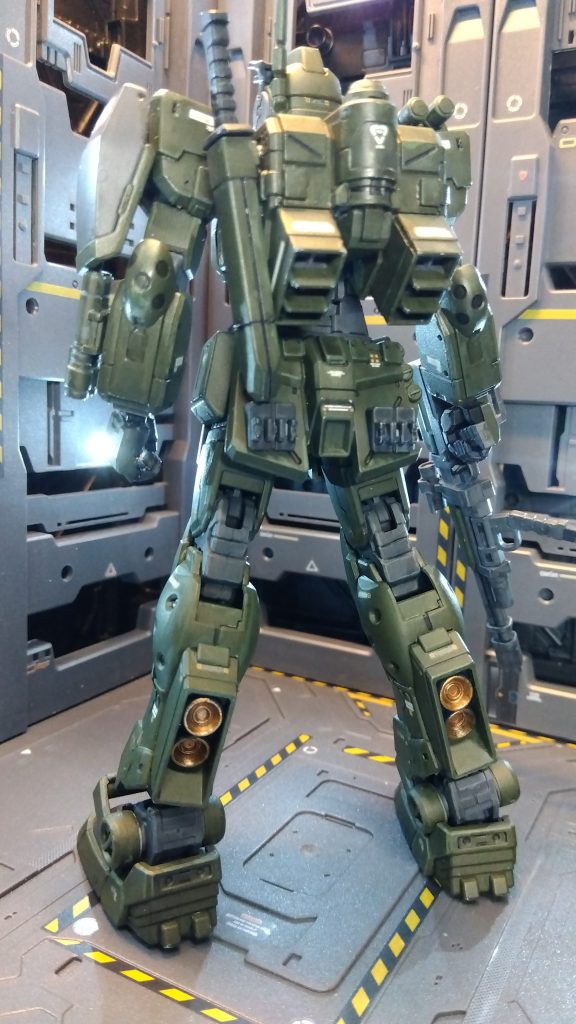 背面　ナイフシースの取付軸が折れてしまい真鍮線とスプリングを使い接着。