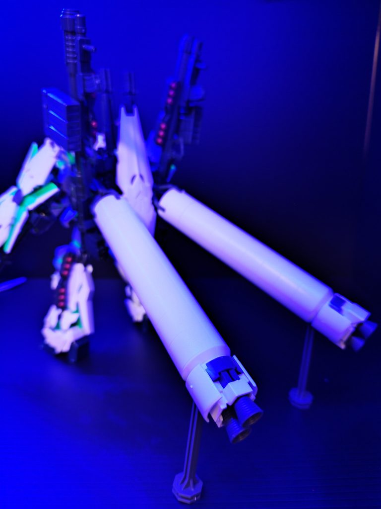 フルアーマーといえばこのボリューム満点の武装ですよね、自立用の支柱が嬉しい(ゲート跡……)