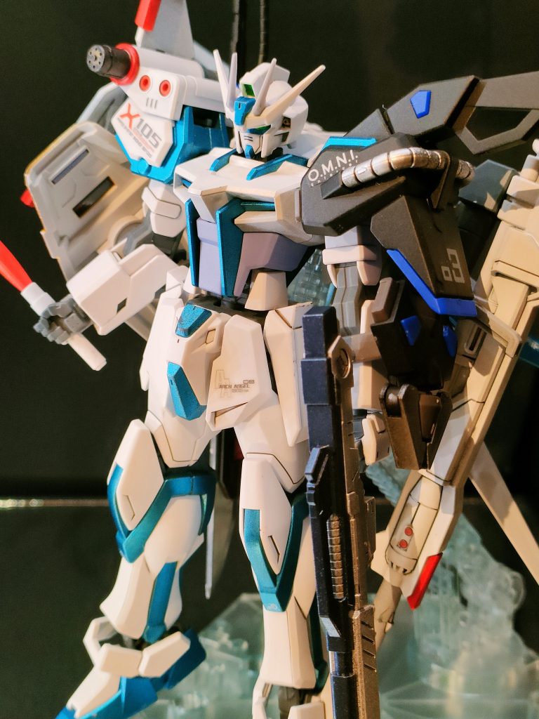 カラフル過ぎたので武装は白と黒にしました。最近寒色系のガンダムにハマってます。