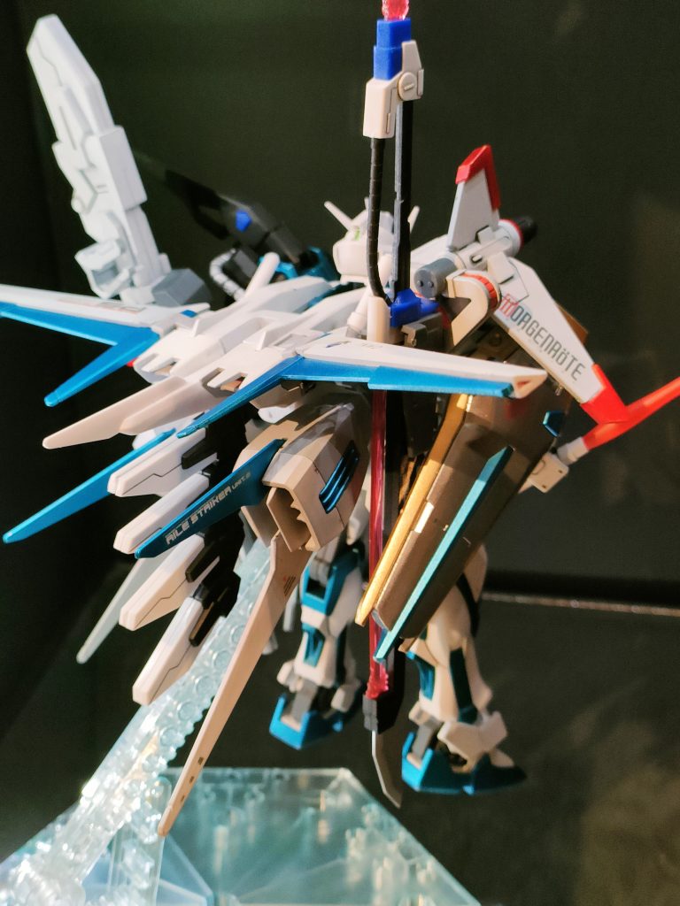 とりあえず後ろが重すぎて自立しません（泣）ストライクの腰関節が弱いのも改善したいところ。