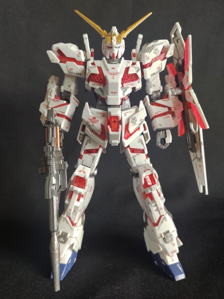 ピンクの箇所は裏面に蓄光塗料を塗り、表面にはラメ入りマニキュアを使って、サイコフレームのキラキラ感と透明感を出せたかと思います。フレームはガンメタスプレーをふいて、他は無塗装、かんたん仕上げです。(デカールはRGνガンダムのしか手元になく、ロンドベル所属アムロ機になってしまいました。。。アムロのコードネームがホワイトユニコーンってことなのでヨシ!)