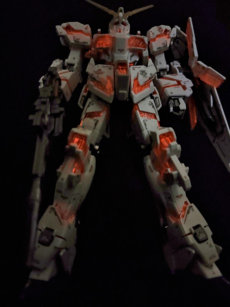 透明パーツ裏に使った蓄光塗料が、いい感じに光ります。