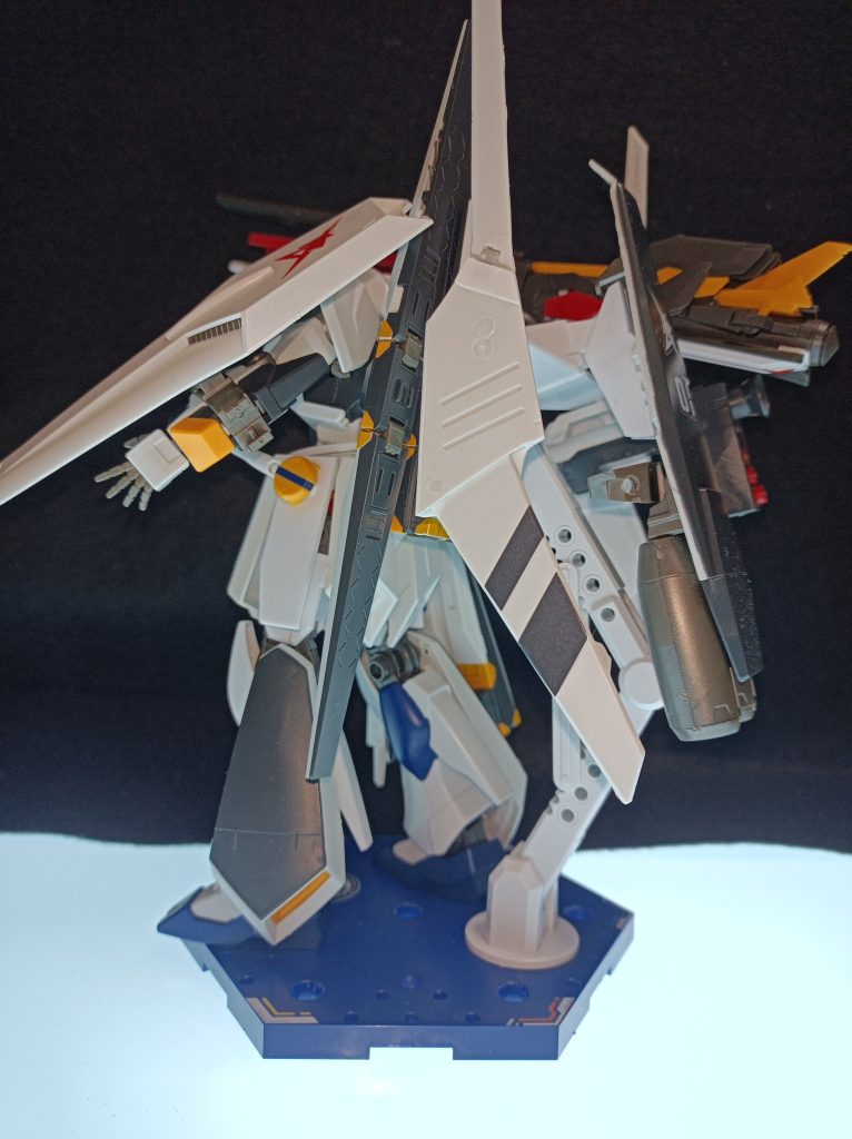 先ずは全部載せ状態。ロングレンジフィンファンネルを付けるとビームサーベルが付けれなくなるので腰に移動しました。