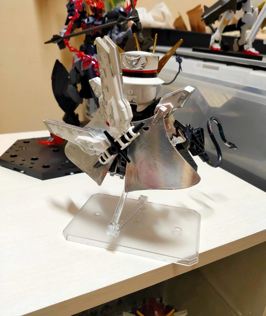 マントは今回銀にしました。銀の装飾も多いし、正直言うと白で一回塗って汚くなってしまったので笑 マーカーだとあまり広範囲塗るのには適してないですね... 白とかイエロー系はちょっと塗料と筆を今度用意しようか検討中です。エアブラシちょっと興味あるのでまた後で調べてみようと思います。