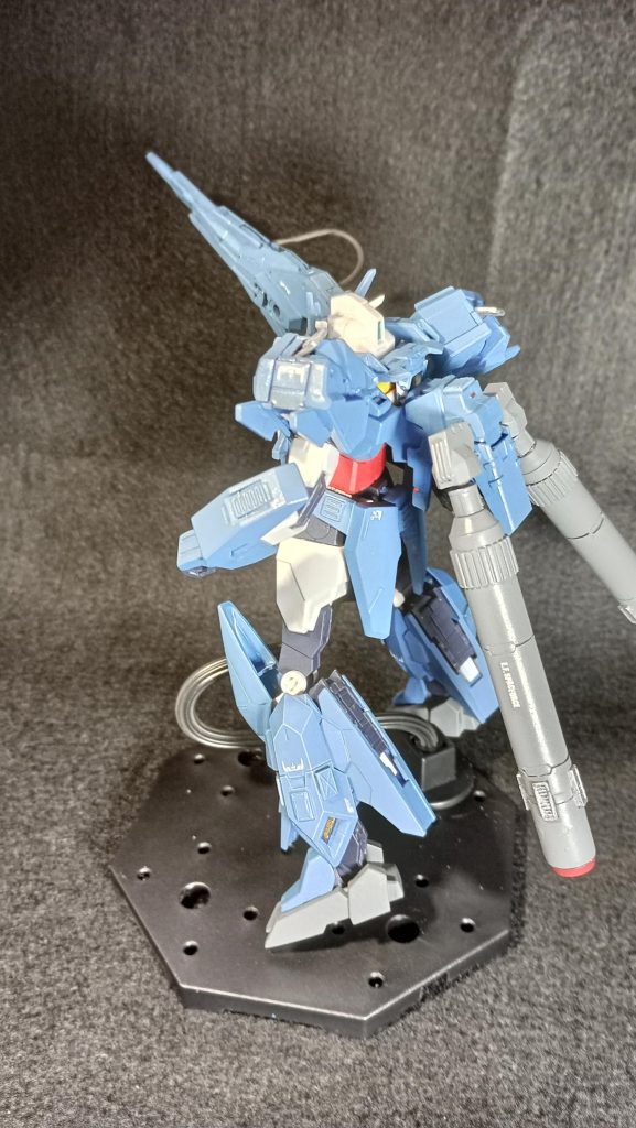 後ろ。脳内設定としては月面グラナダ基地攻略ステージ用に単独で長距離狙撃支援できるように改修された機体でエネルギーをロングレンジライフルに集中させetc