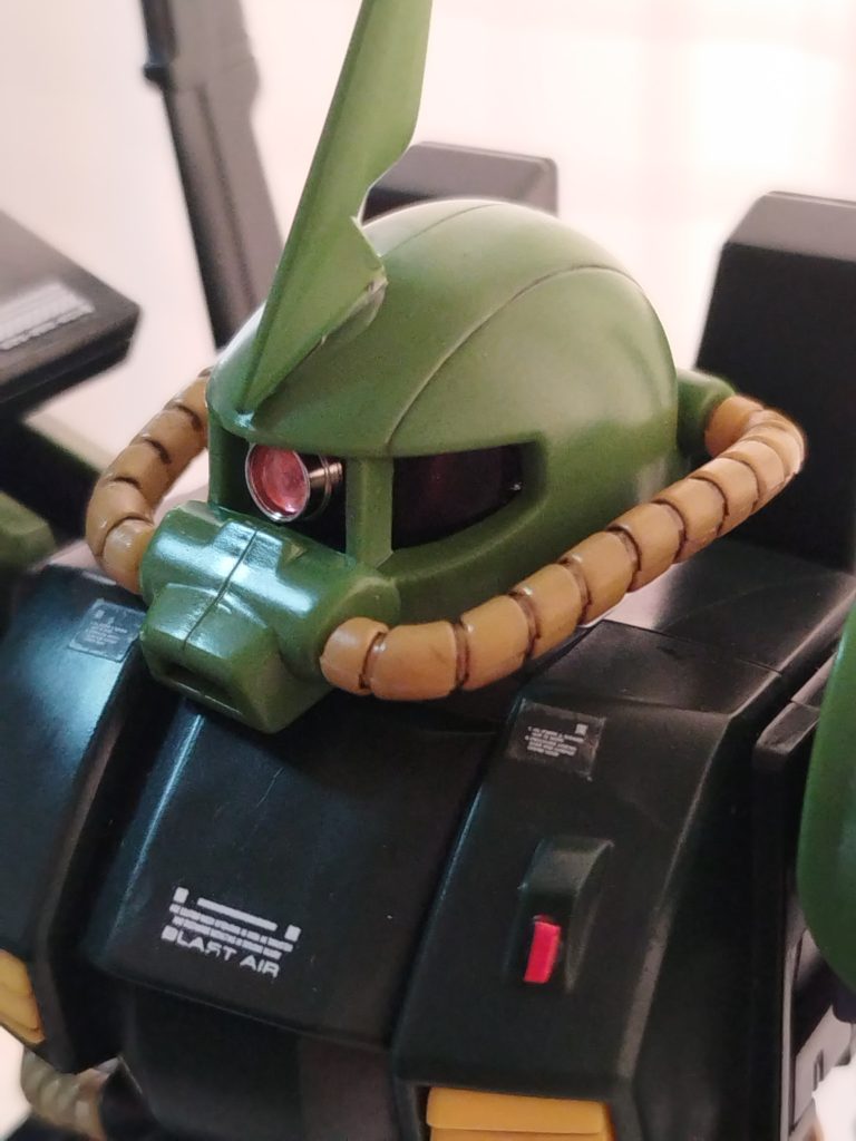 モノアイはハイキューパーツのHアイズとエスピープレートで