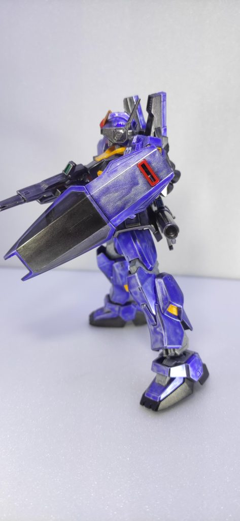 ガンダムマーカーのメタリックカラーでの塗装は良い意味でグラデーション、悪い意味でムラが出来るので、個人的にはこの感じが好きなのですが、やはりエアブラシで塗装されてる方の綺麗な作品を見ると憧れます😆