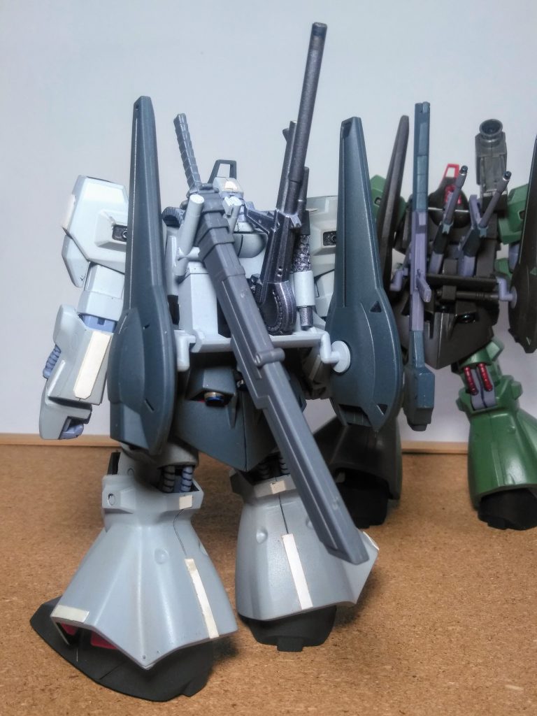『RMS-099 リック ディアス』のパイロットである『ギメ・イダナ 大尉』🧐ﾄﾞﾝﾅﾔﾂ? 脳内設定・・・『エゥーゴ』の『カンユ・ウニキタ 大尉』が独自の情報網と説得術を用いて『ジオン残党軍』よりヘッドハンティングしてきたSUPER☆ACE 級パイロット。気さくな性格な為、周囲との人間関係は良好なのだが、同じく『カンユ 大尉』が連れて来た『アルカード ＂元 ＂大尉』とは何故か距離を取っている様である。戦闘面では射撃が不得手らしく、ショットガン(散弾砲)を好んで使用。反面、白兵戦は抜きん出た実力を有しており『MS-14 ゲルググ』が装備していた『ビームナギナタ』の様な両刃サーベルと、ビーム発振型の大型刀剣を背面に携えさせる。グレー系で彩られた機体と相手を裁き断つ様な戦闘法から『一年戦争』『デラーズ紛争』でその名を轟かせた『ザッパー(裁断者)』も、この様なパイロットだった。と、『エゥーゴ』組織内で嘯かれている・・・戦士 と、コンナ感じで｢｢｢ヨクワカラン戦士 ｣｣｣ な『ギメ・イダナ 大尉』🤔❓ 果たして彼の活躍は如何ほどか 😖