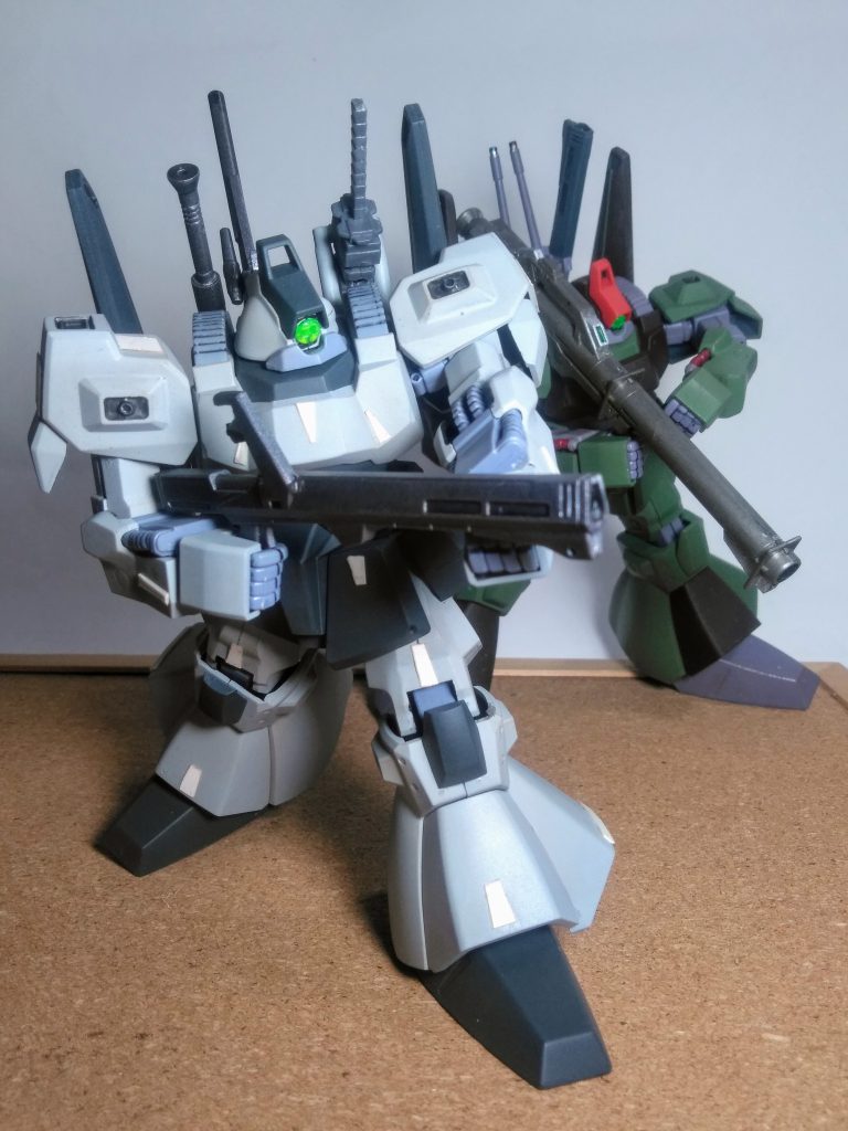 そんな訳で『リック ディアス』を製作しました 😏天🤫ｱﾜﾜ・・・『ギメさん』のグレーの方は一般販売品 😊緑の方は『プレバン』にて販売された、部分改修されたキットです 😚此方のパイロットは『オツ・キノヒト 中尉』と、言います 😚 では！間髪入れずに蛇足作業🐍👣を実行です 🤣🤣🤣 『ギメさん』は射撃がヘタッぴなのでショットガン系の銃器を装備 👍取り敢えず、キット付属の『クレイ・バズーカ』をソレッポクしてみました  😋 『オツさん』の方はバズーカで 🤩ポッチャリ系の機体はバズーカを装備しなキャ怒られます 😩