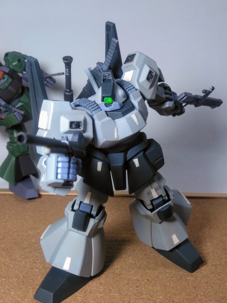 『リック ディアス』の標準装備(ﾀﾌﾞﾝ)である『ビーム・ピストル🔫』 😆 立派な体格なのに小ぢんまりとした武装ナノが何だか可愛い (*≧з≦) 『ギメさん』用は破壊力アップ🆙と、イウ体裁でロングバレル化してあります 🤣🤣🤣