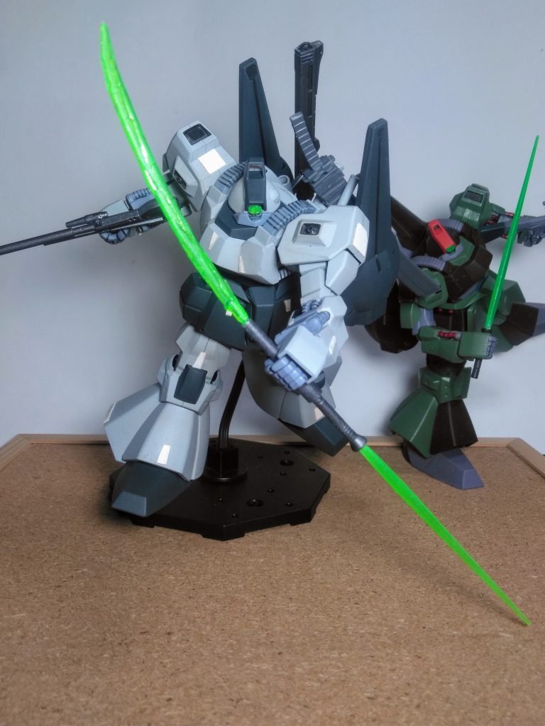 さて！安定の『ビーム サーベル抜刀』をイッテみましょうっ 😆👍『リック ディアス』って、サーベルが一本しか装備されてイナイのです 😣  『ネモ』だって２本『メタス』なんて６本も持ってイルのに 😭💦