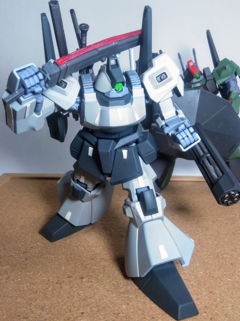 ハイ！『ギメさん』のアイデンティティである『ザッﾊﾟ👋👋・・・ビーム発振型の大型刀剣』🤩💖『リック ディアス』が装備すると、無理の無いサイズ感 😃💗 『オツさん』はシールド付きガトリング砲を担っています 😤💨