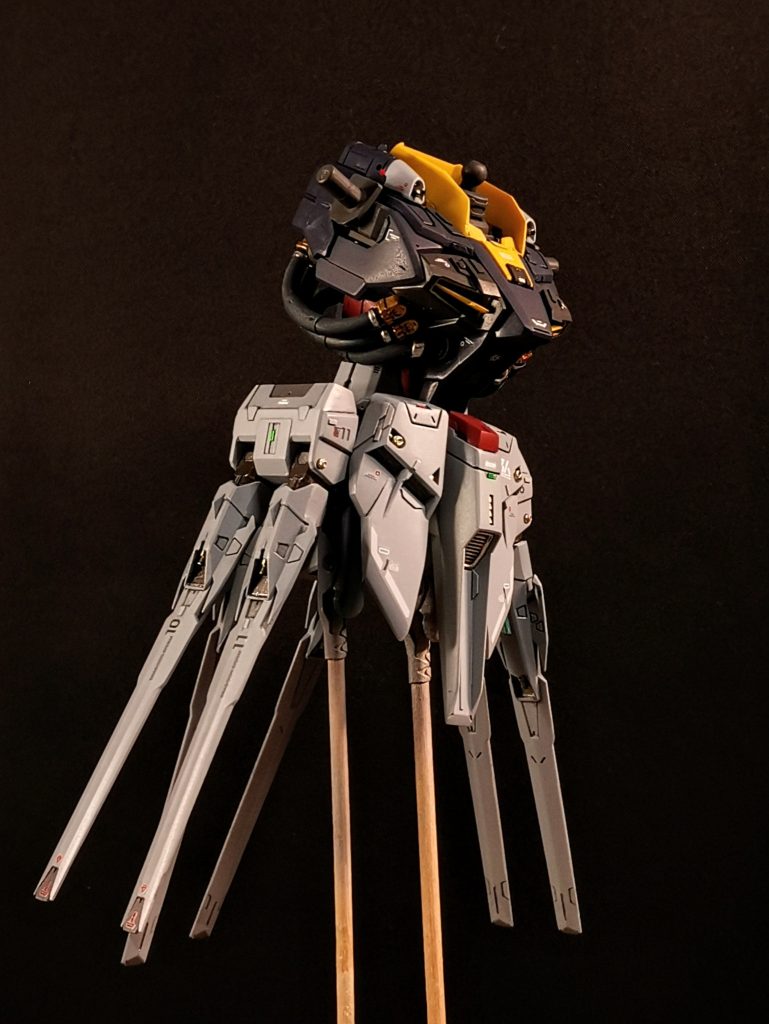 胸部上面ほか、ところどころにプラ板などでディテールを追加しています。つや消し後に別塗りのボルトパーツ、緑と赤のカラーチップを追加しました。