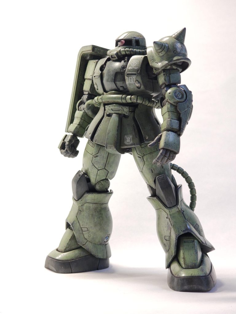 モノアイとバズーカ、ビームライフルのスコープだけダイソーのキラキラストーンシール(←商品名)です。キット付属のデカールというかシールの段差が写真だとより際立って酷いです。頭部の上パーツと下パーツの合わせ目を(人で言うと耳の後あたり)消したかったんですが、場所が場所だけに面倒になってそのままにしてしまいました。年末にオリジンシャアザクも買えたので宿題にします。