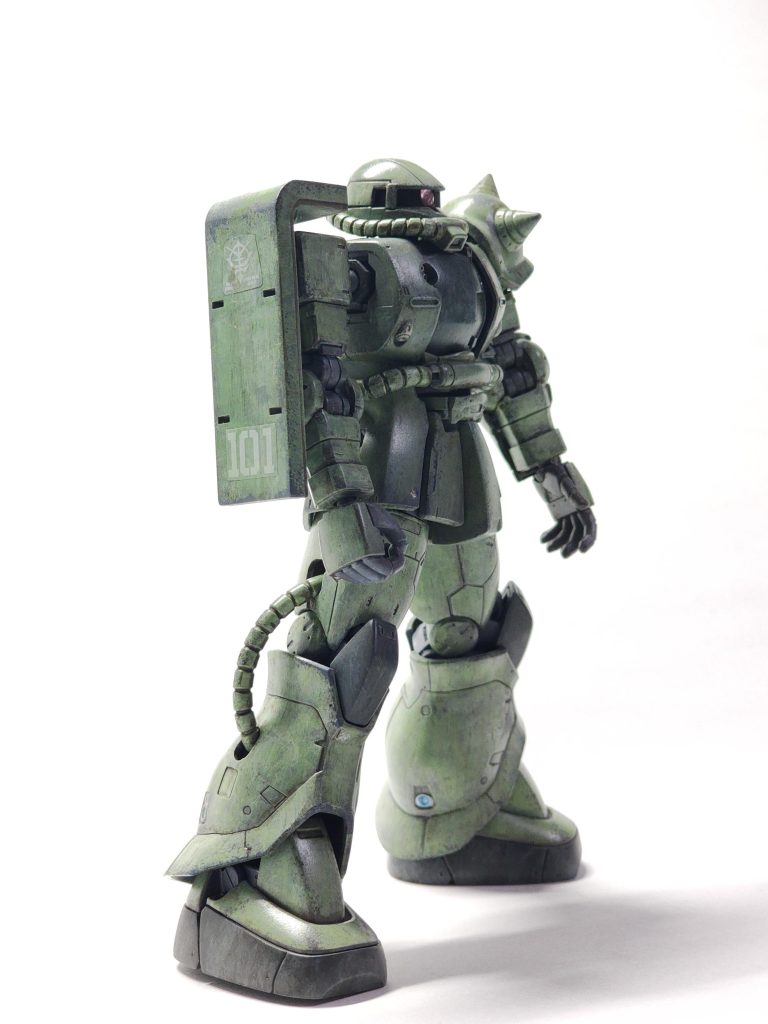 シールの段差目立ちすぎを確認するシールド側からのショット。対艦ビームライフルはどう持てば格好いいか解りませんでした。劇中も黒い三連星機が持って飛んでる絵と正面からの絵しかなかった気が。