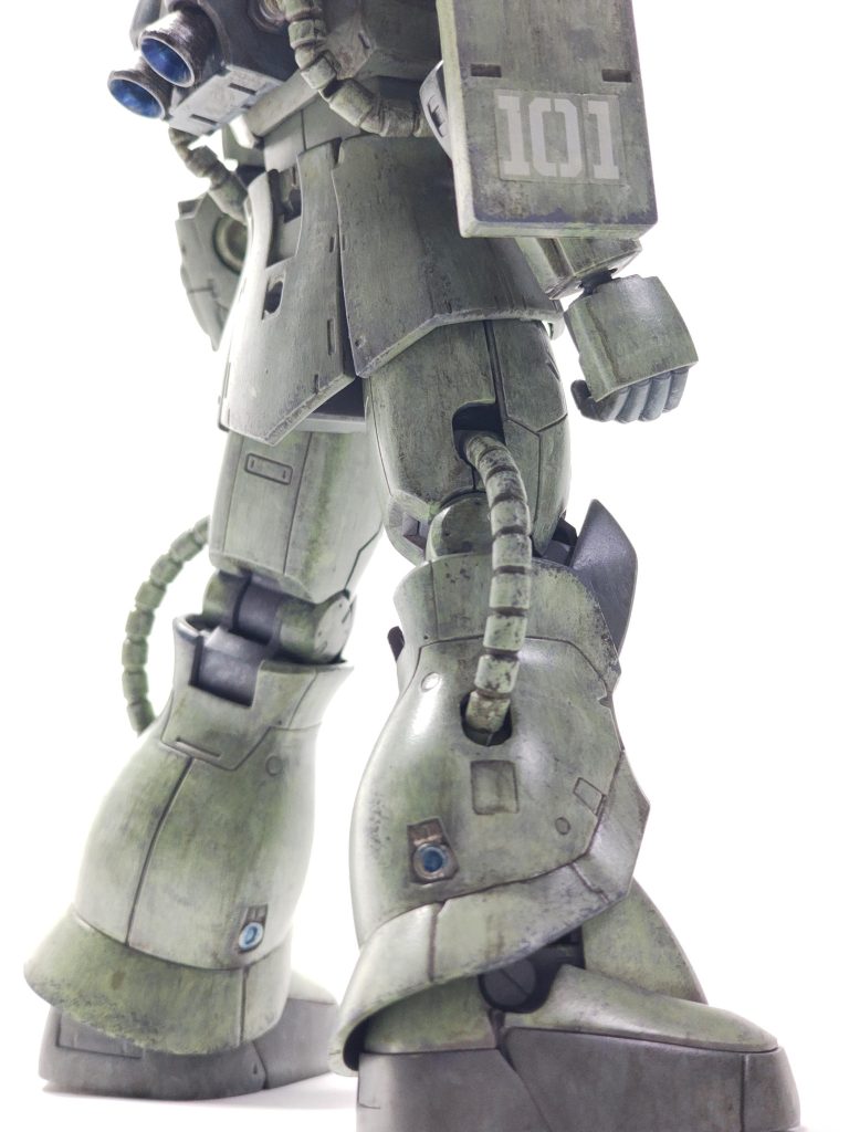 なんとなく足元。シールの段差(以下略)バックパックの下に付けるマシンガンの弾倉?外したらバズーカを横にマウントする位置の部分(腰)、何か蓋的なものないんですかね。もう少し色々写真撮ったんですが、デスクライトの色温度間違えててトワイライトみたいになったので没りました。