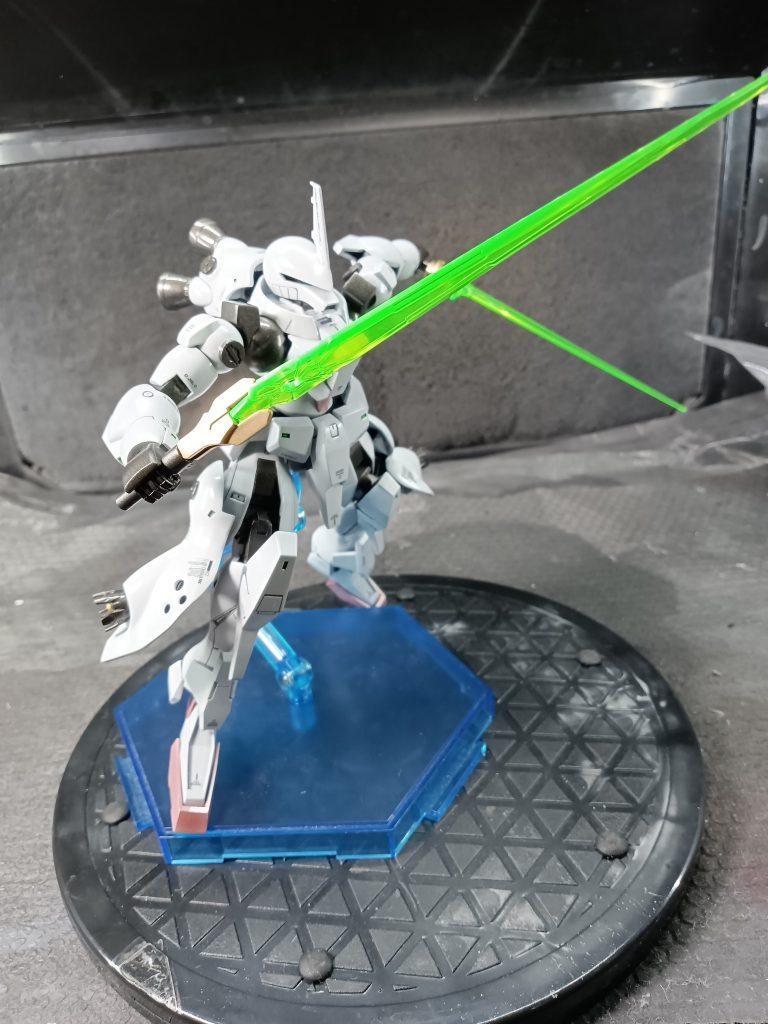 本当はこのサーベルがメインと考えておりましたが 制作途中で ん〜なんかガーベラテトラじゃんと思いライフルを付けました