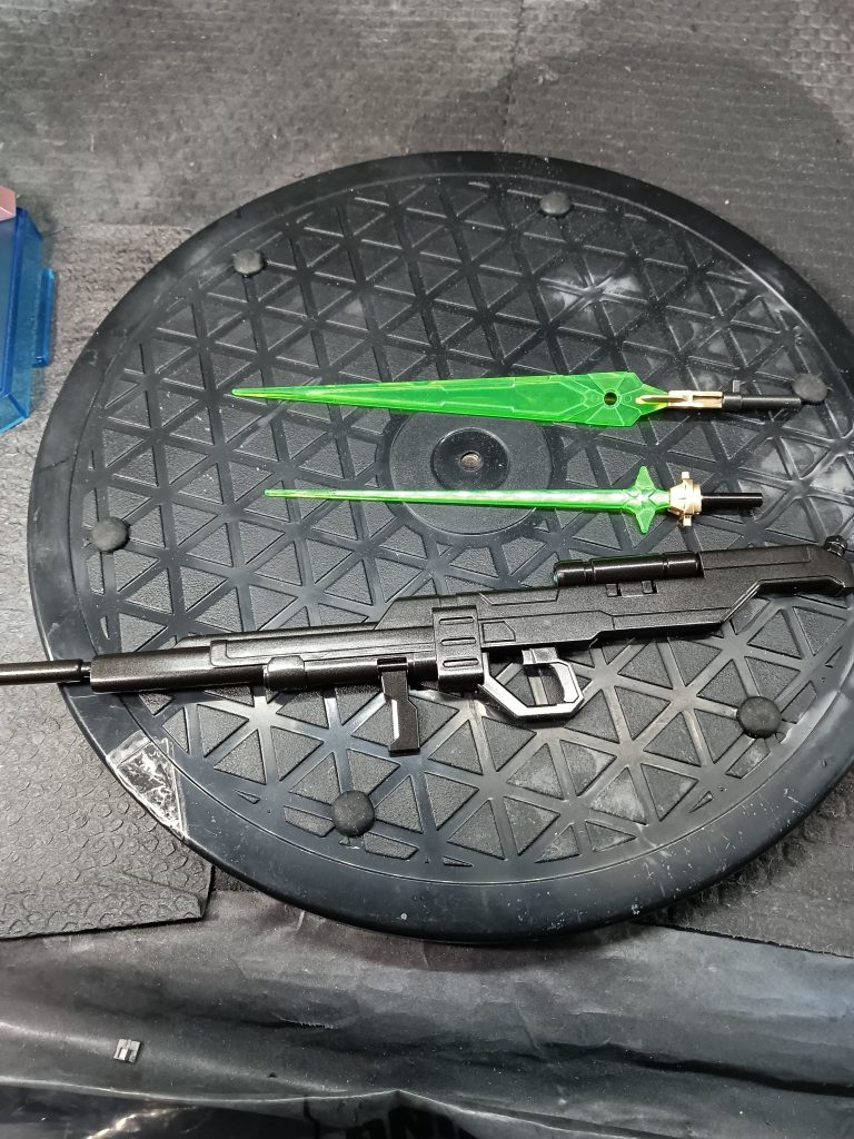 エネルギーサーベルとレーザーライフルです