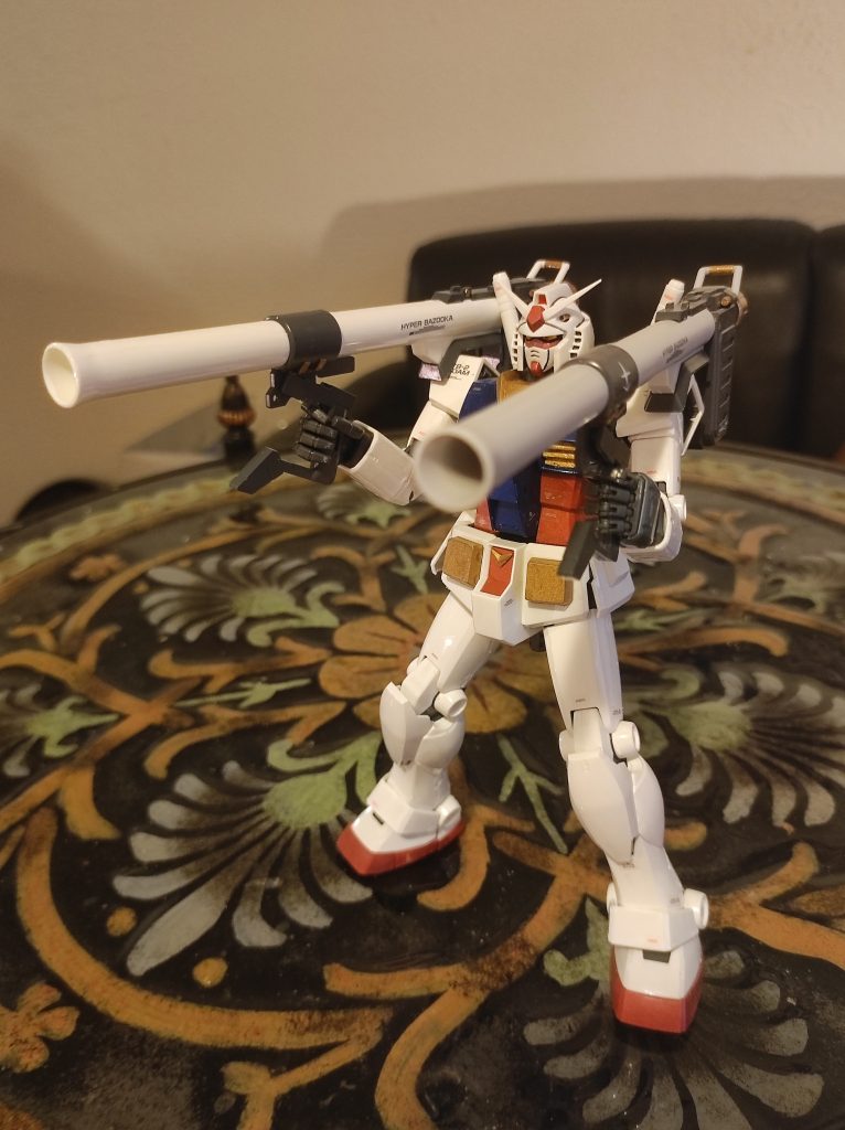 PSPのソフト[Gundam Battle Chronicle]に登場したガンダムMCのSPアタックを再現してみました。それは二丁のハイパーバズーカで連続射撃のことです。失礼ですが、もう一つのハイパーバズーカはG3(ガンダム3号機)から借ったもので、違和感は目立っています。