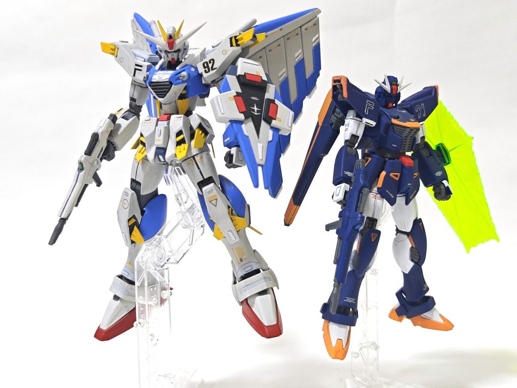 ガンダムF91と並んで。メタ的な話、腰から上はサイズ変えてない。脚部をゴッドガンダムのものとに取り替えたので大型化して見える。