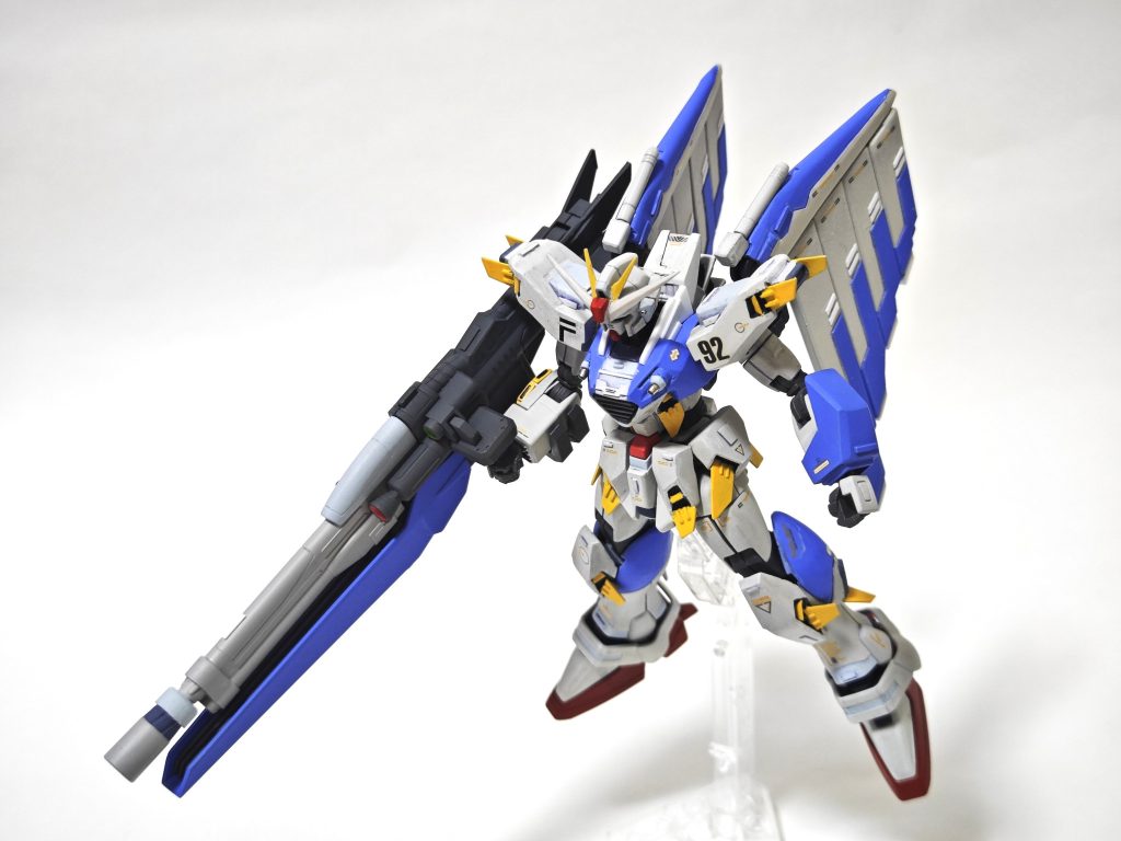 メインウェポンのビームライフルとは別にジェネレータ内蔵式兵器『Generative Beam Rifle Device（独立稼働式ビームライフルデバイス）』[Gバード]を装備可能。