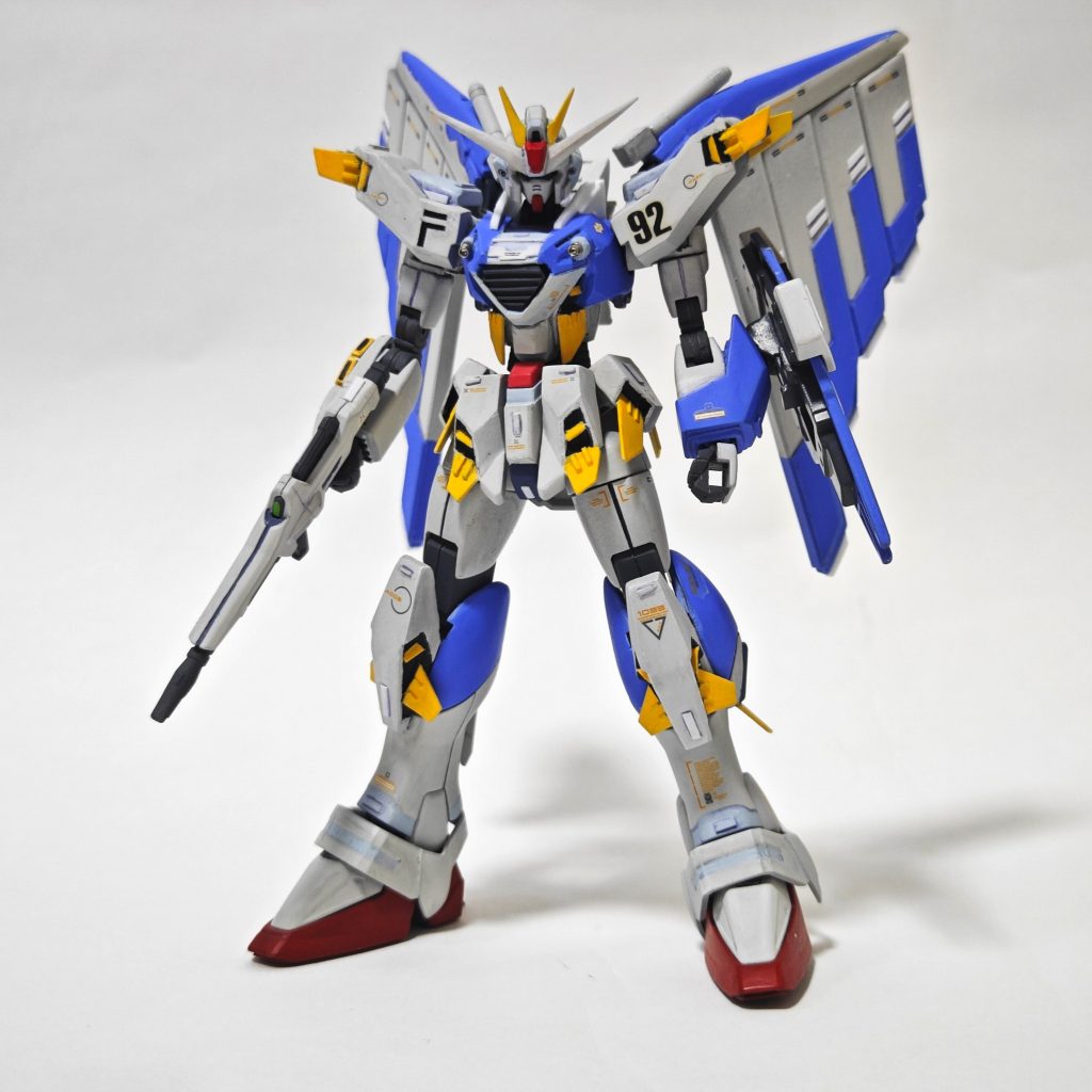 スタンダードな装備形態。ビームライフルはF91のものと同型。ビームシールドは右腕に予備として配置され、左腕には存在が消失するV2ガンダムに使われるはずだったアイデア、メガビームシールドを装備。あ、念の為言っておくと、TVシリーズのF91がある世界線はVガンダムの企画はボツってる世界線だからね。