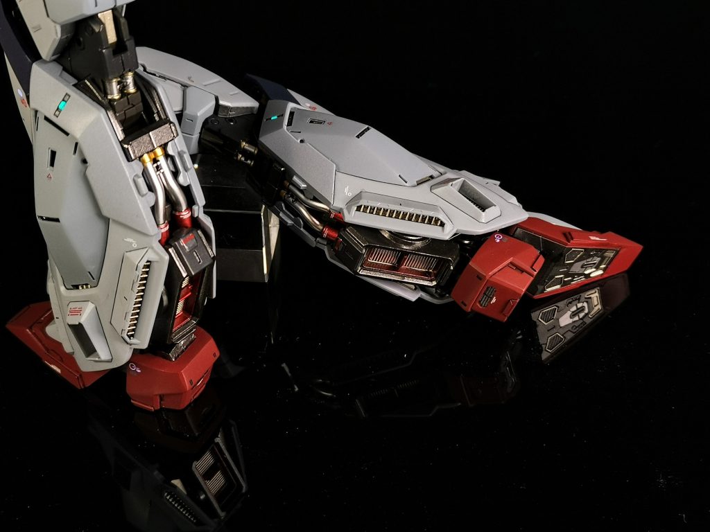 脚部はスリッパの拡張により見た目だけでなく自立もより安定しました。ついでに足裏もきっちりと。脚部の背面は重機ぽさに満ち満ちていて、個人的に大好きなポイントの1つです。