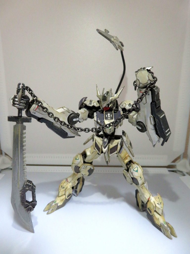 大剣クレイモア高硬度レアアロイを使用して作られた大剣で、ガンダムバルバトスルプスレクスの新たな装備。柄の部分に鎖がついており、これを利用してトリッキーな戦い方ができると共に、超大型メイスでカバー出来ない距離で特に力を発揮する。