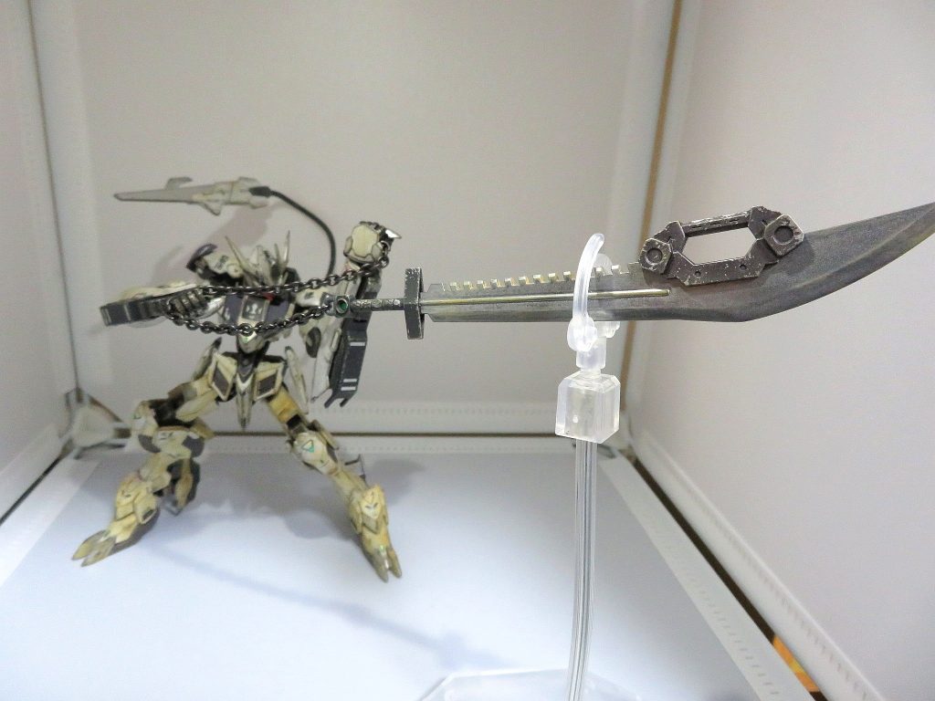 ちょっとポージングが難しくてあんまりかっこよく見えないですが、普通の剣としてだけではなく、こんな感じでも使用できます。