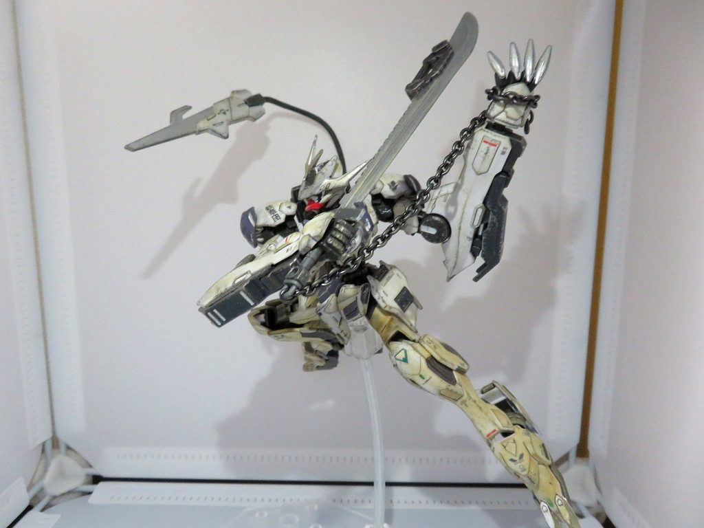 「ガンダムベース限定システムウェポンキット004」に付属する大剣に「カスタマイズマテリアル（チェーンパーツ/マルチジョイント）」に付属する鎖を繋いでいます。刃部分をメッキ塗装して、ウェザリングをしています。