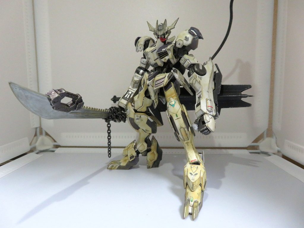 作業内容は、基本工作+ウェザリングです。また、渋い感じで仕上げたかったので、赤や黄色といった色のパーツは、グレー系の色で塗装しています。特徴的なレクスネイルはシルバーで塗装。