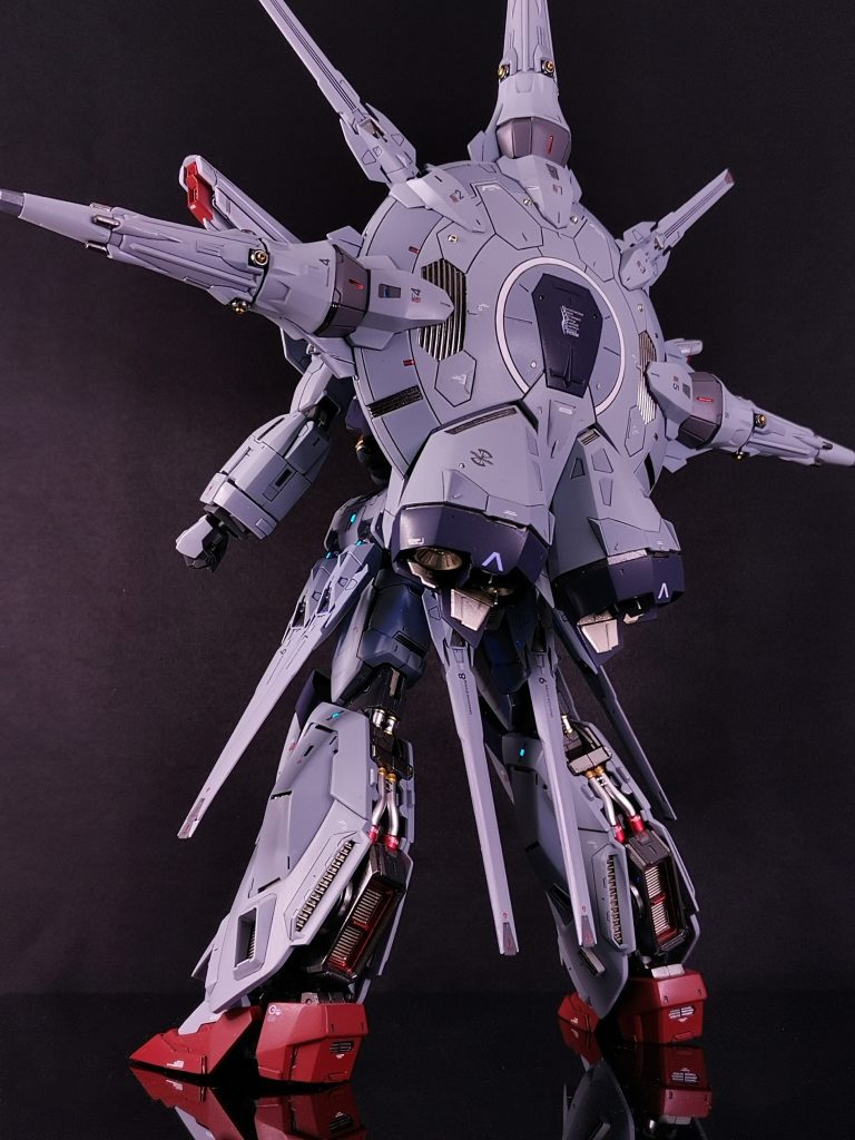 紺色部分はダークブルーイッシュパープル、赤色部分はハーマンレッドに黒を微量、黄色部分はキアライエローとパールビビッドオレンジを4:1と極微量の黒で調色して使用しました。最初はグレーで明度を調整したらこれが大失敗。白成分の影響かパステル調のくすんだ色になってしまいました。はいマスキングからやり直し\(^o^)/