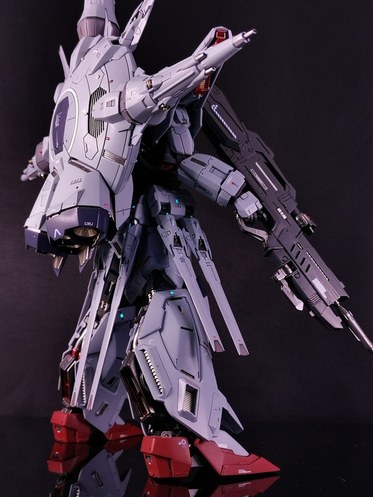 ライフルの黒もメカサフとアイアンで塗装しました。バレルやアッパーフレームの一部をつや消しにして質感の違いを表現…したかったのですが、またしても写真ではよくわかりません。