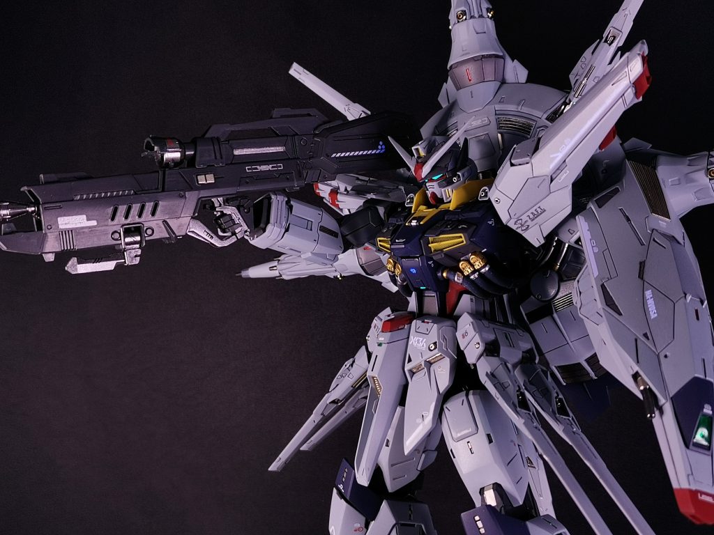 シールド等にスジ彫りを追加します。並行して、モールドの彫り直しもきっちりと。ツインアイはモールドが甘くなっていたため一旦ならし、プラ板から作成しました。