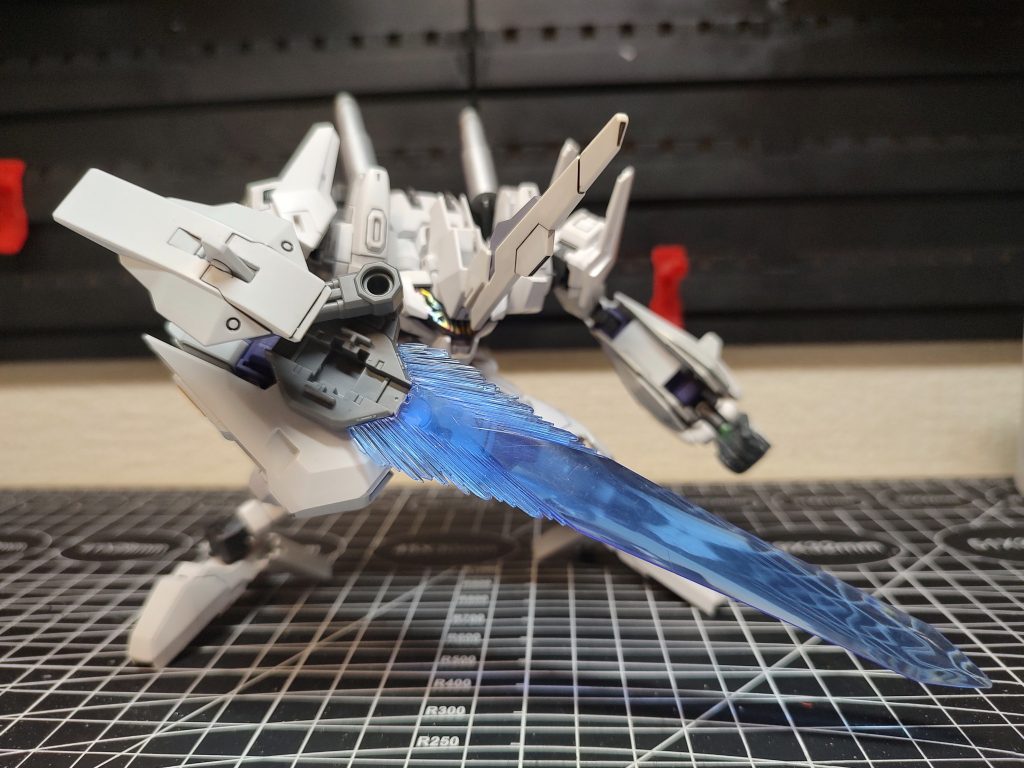 近接格闘しそうな見た目だったので大型ビームソード系の…腕部装甲がずれ込んでるのがこだわりのポイント🤔