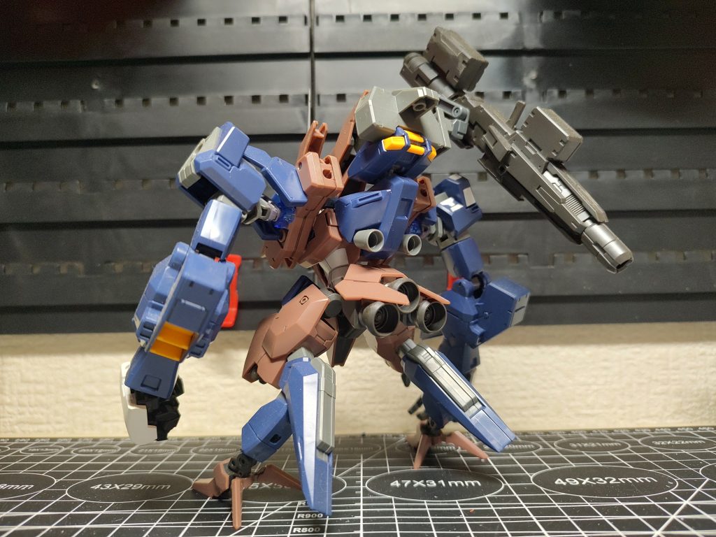 このフォルムだと足が逆関節だと映えるんですよね🤔