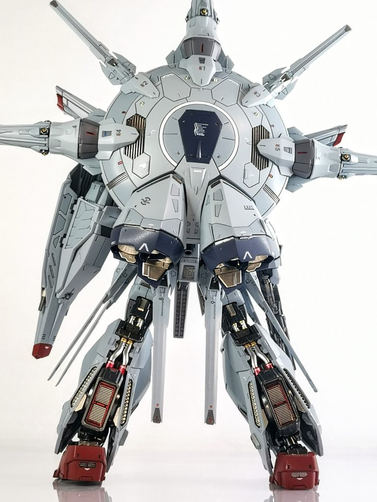 フレームにはメカサフスーパーヘヴィを使用しました。挿し色としてスターブライトアイアン、同シャンパンゴールド、EXシルバー。パイプとスラスターにはメタリックレッドを、ドラグーンにはシルバー下地のクリアカラーでキャンディ状のワンポイントを追加しています。