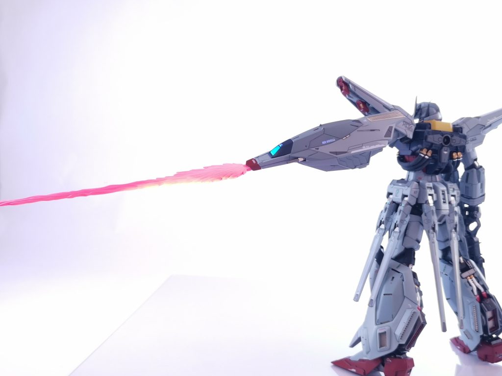 このシールド、カッコいいけど腕が全く見えません。さようなら左腕。サーベルは乳白クリアと蛍光ピンクで塗装しています。それにしても長ww