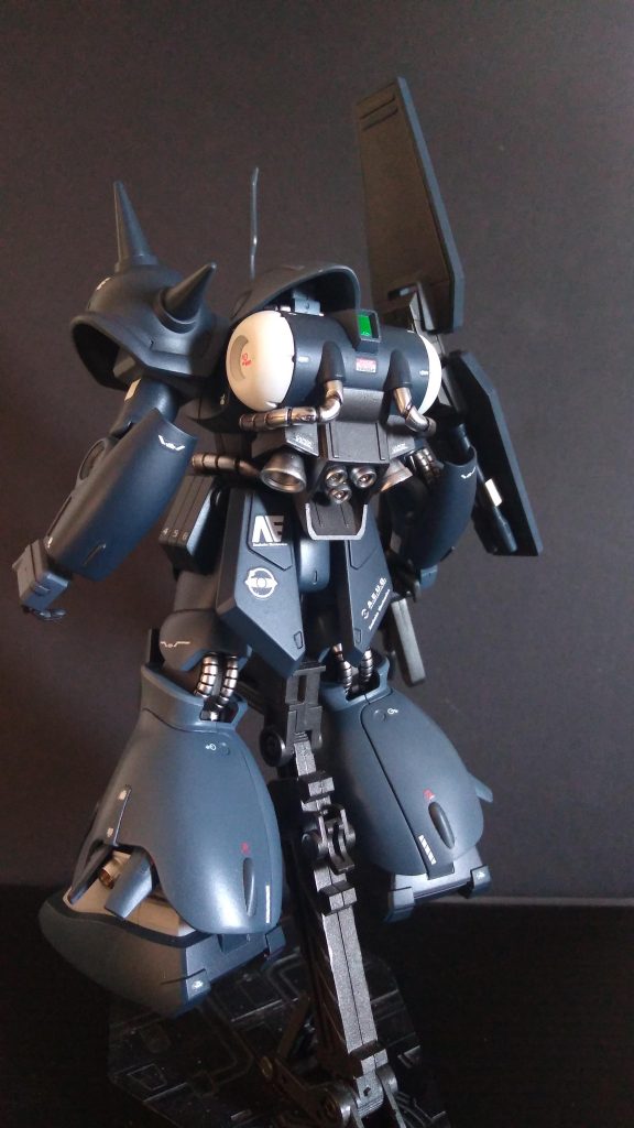 パックパックのプロペラントタンクとスラスター部分も別々と考えて塗り分けました。動力パイプとスラスターはシルバー塗装です。