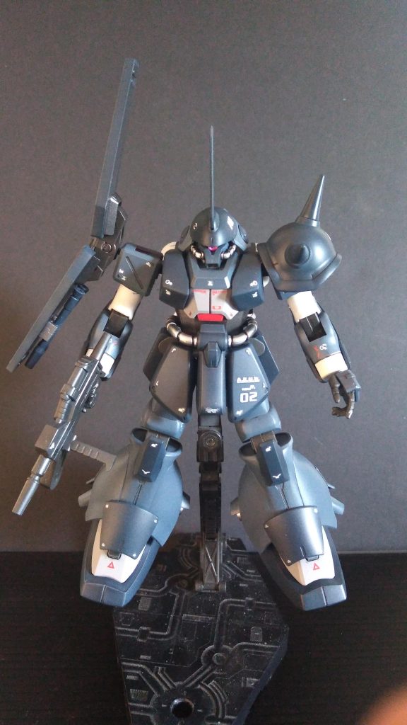 モノアイはデコシールに貼り替えました。完成して画像を改めて見ると黒い三連星仕様の高機動型ザクに似ている様にも感じます。