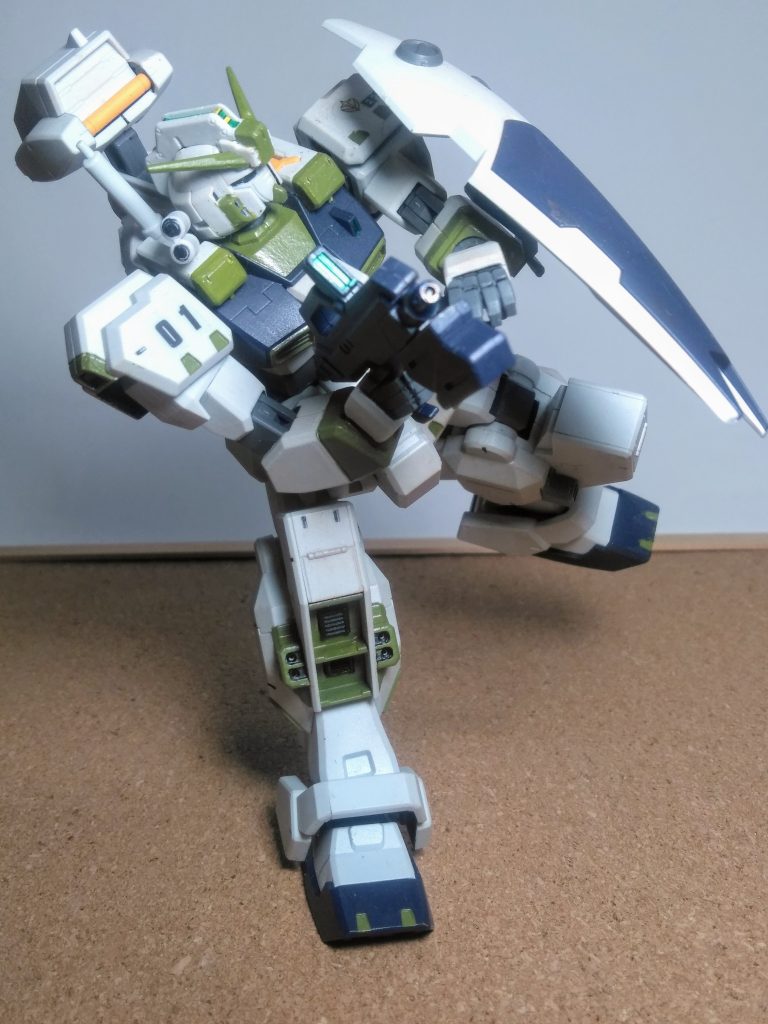 そんな流れで『ガンダム TR-1 [ヘイズル3]』を製作しました 😊この子は『電撃ホビーマガジンの雑誌企画』から誕生したのですが、ご存知でしたか❓😁｢UP主｣は当時『DHM』が愛読書だったので、この子がキット化された時は｢｢｢大快挙❗❗😉👍🎶｣｣｣ と、部屋の隅から隅まで転げ回って大喜びしたモノでした 😭💕💕 『ヘイズル』のメインウェポンと云えばショートバレルタイプのビームライフル『ガンダムMk-Ⅱ』のモノとデザインがホボ一緒  😋