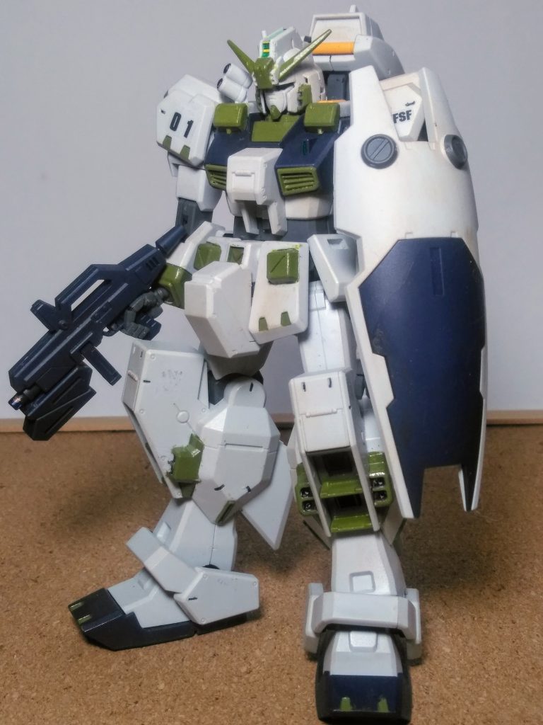 0083 年 12 月 4 日『ティターンズ』が発足。0084 年？月？日『T.T.T.部隊(T3部隊)』が編成される。同時期に『T3部隊』の下位部隊である実戦検証隊(妄想)『T.P.F.T小隊』も設立。0085 年 7 月 31 日『30 バンチ事件』が勃発。0085 年 10 月 ？ 日『ジオン残党』との戦闘で大破した『ヘイズル』が改修された。0086 年 2 月 6 日 『アクシズ』が地球圏に向けて発進。   　　　　☝️今ここら辺👇 😁 0087 年 3 月 2 日 『ガンダム Mk-Ⅱ』が強奪される。 『ティターンズ』はその権力拡大のために強大な戦力を必要とした。そのためにティターンズ専用の新型兵器を秘密裏に開発、テストする（運用・戦術考案・効果検証）部門が必要となり、そうして作られたのが『ティターンズ・テスト・チーム（以下T3部隊）』である。中心となるのは『ウェス・マーフィー大尉』が指揮するテスト小隊（マーフィー小隊)その構成部隊内に下位に属する小隊『ティターンズ・プラクティカル・フォーマット・チーム(T.P.F.T小隊)』が存在する。この小隊は各種試験兵器の作動要領、耐久値を実戦に於いて実働確認するのが主任務である。その『T.P.F.T小隊』の小隊長が『デン・ゲキホビー 大尉』である。 と、云うわけで妄想 ζ 傲慢の巨人ver, ζを、晒してイコうと思います😤今回は『RX-121-3 ガンダム TR-1 [ヘイズル 3]』&『デン・ゲキホビー 大尉』をご紹介 ✨😌✨