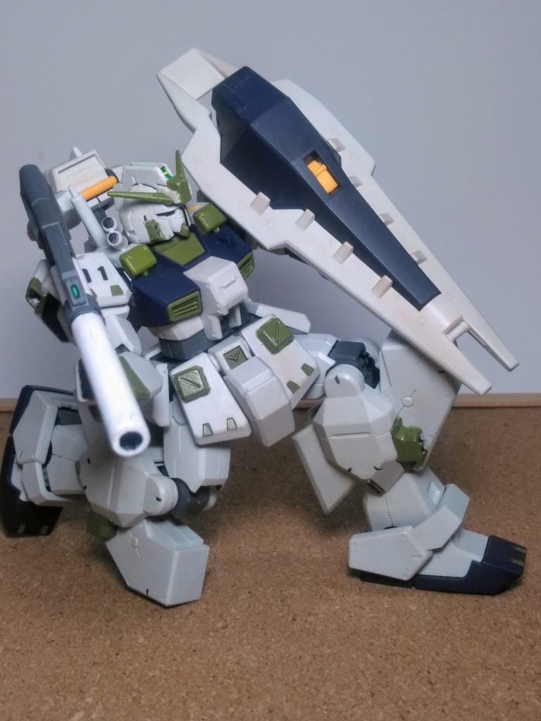 『シールド』だから防御兵装ですよね 😏だけど『ブースター』でもアル訳だから推進材とか?諸々は・・・ 🤨危なくないのかなぁ 😫⤵️⤵️ 頭部右側にはオプション兵装のグレネードランチャーを装着 👍無しの状態との選択式と成ります 😊