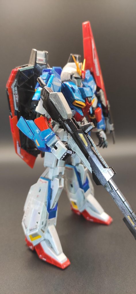 昔( 十数年前)作ったMGのZガンダムは変形しても、そこからまた戻す事も容易にしっかりと出来ましたが、このキットは戻せなくなった…とか、破損した…という声を多々聞きましたので、怖くて出来ません😭