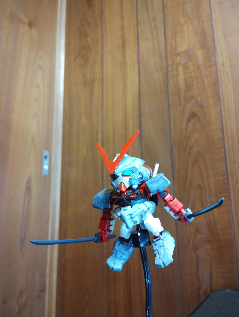 股関節にBB戦士Oガンダムの物をねじ込んだのでスタンドベースにも対応。腕も戦国アストレイと組み合わせてボリュームと可動域を拡大しています。